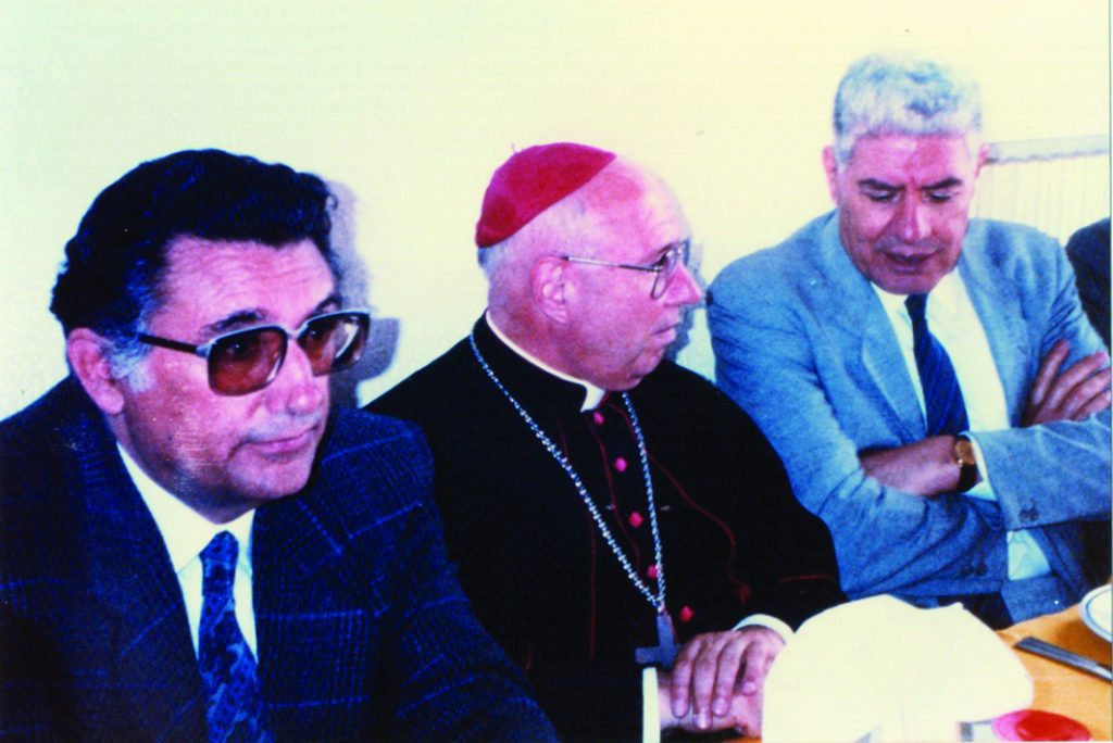 cover Da sinistra il sindaco di Enna Vito Cardaci, il vescovo mons. Vincenzo Cirrincione e il filosofo Fortunato Pasqualino in una foto del 15 maggio 1988, scattata in occasione del 3° Radunofesta dei giovani della diocesi al castello di Lombardia a Enna