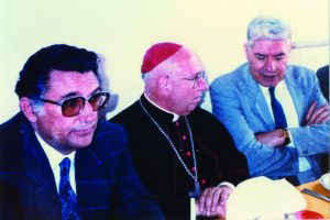 cover Da sinistra il sindaco di Enna Vito Cardaci, il vescovo mons. Vincenzo Cirrincione e il filosofo Fortunato Pasqualino in una foto del 15 maggio 1988, scattata in occasione del 3° Radunofesta dei giovani della diocesi al castello di Lombardia a Enna