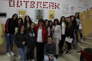 1587649287519_Gli studenti con la prof. Tigano e la preside Lidia Di Gangi in una foto precedente alla pandemia