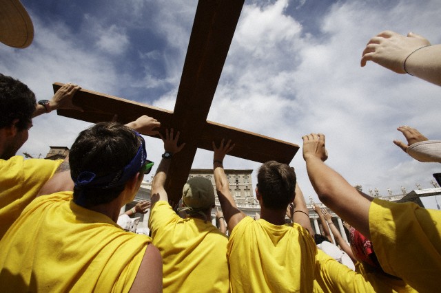Traditional Sunday Angelus Prayer of Pope Francis 24 Aug 2014, Vatican City, Rome, Italy --- Vatican City, Vatican. 24th August 2014 -- Young pilgrims, holding a cross in St. Peter's Square, attend the Sunday Angelus Prayer o. -- Pope Francis leads the traditional Sunday Angelus Prayer at St Peter's Square. --- Image by © Donatella Giagnori/Demotix/Corbis