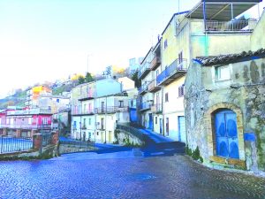 1640162895230 Uno scorcio di un quartiere semi-disabitato di Aidone (En)
Foto CC