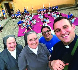 foto suore salesiane le suore Fma con don Valerio Sgroi nella nuova sede del convento dei cappuccini