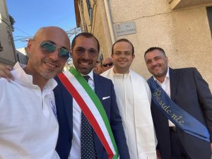 Lentini358136320_10223950077685879_7285418018459787871_n don Enrico con (da sx) Felice Rindone, il sindaco di Riesi Salvatore Sardella e il presidente del omitato festa San Giuseppe