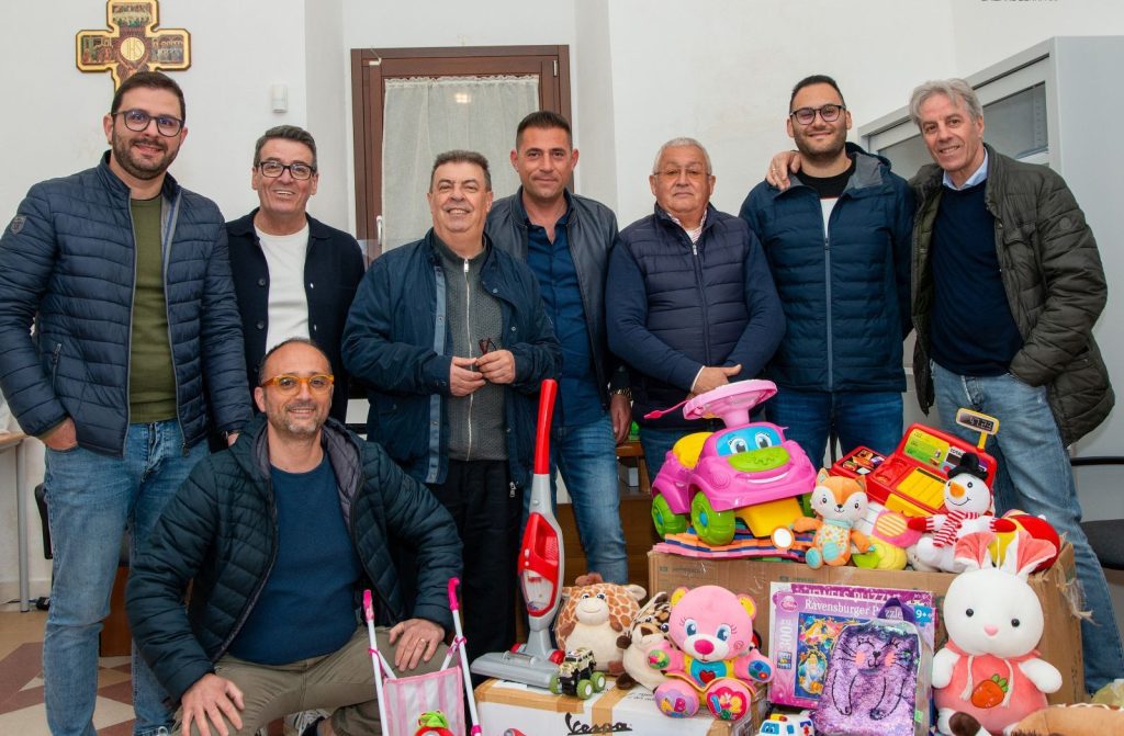 FOTO DONAZIONE GIOCHI ALLA CARITAS
