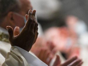Benedizione-atto-d-amore.-I-sacerdoti-possono-benedire-le-persone-di-altre-religioni_articleimage