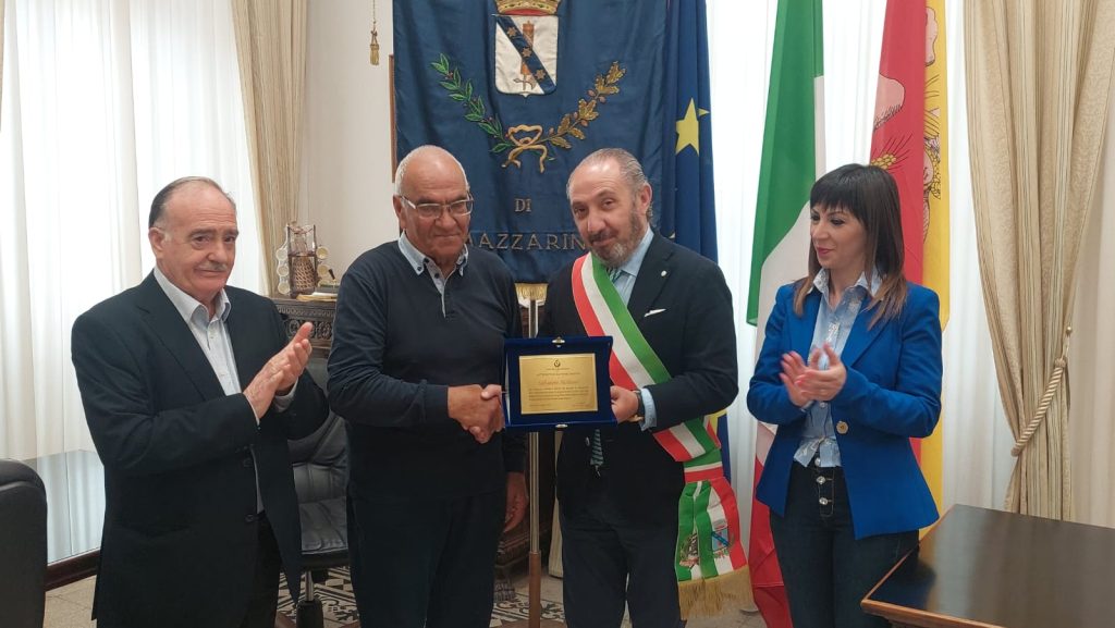 consegna targa a siciliano