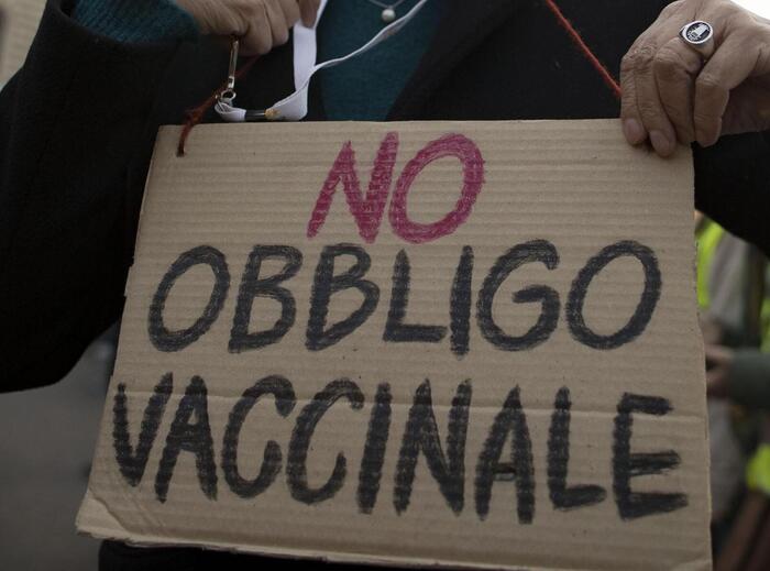 Vaccini: in corso manifestazione no vax, 'siamo oltre 4mila' Un momento della manifestazione No Vax in piazza Bocca della Verità, Roma, 21 novembre 2017. ANSA/MASSIMO PERCOSSI