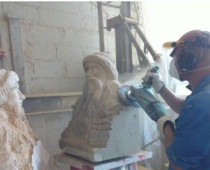 foto Angelo Salemi mentre realizza il busto di Prospero Intorcetta