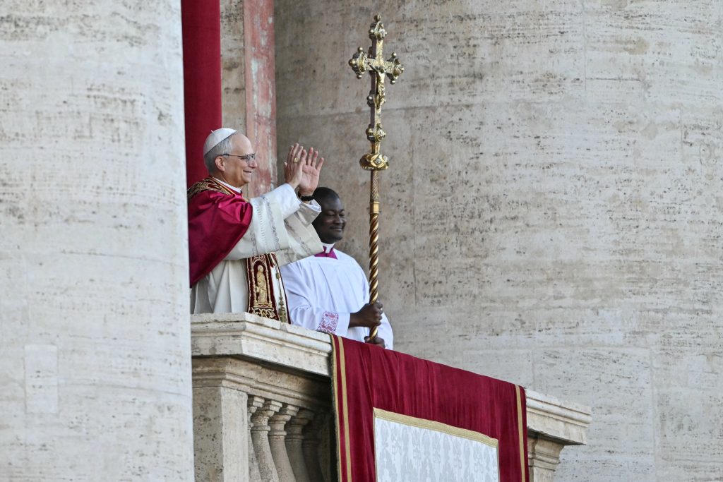 VATICAN-RELIGION-POPE-CONCLAVE Newly elected Pope Leo XIV, Robert Francis Prevost (L) gestures on the main central loggia balcony of the St Peter's Basilica, after the cardinals ended the conclave, in The Vatican, on May 8, 2025. Robert Francis Prevost was on Thursday elected the first pope from the United States, the Vatican announced. A moderate who was close to Pope Francis and spent years as a missionary in Peru, he becomes the Catholic Church's 267th pontiff, taking the papal name Leo XIV. (Photo by Andrej ISAKOVIC / AFP)