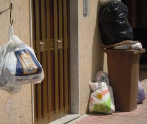 rifiuti-davanti-alle-abitazioni